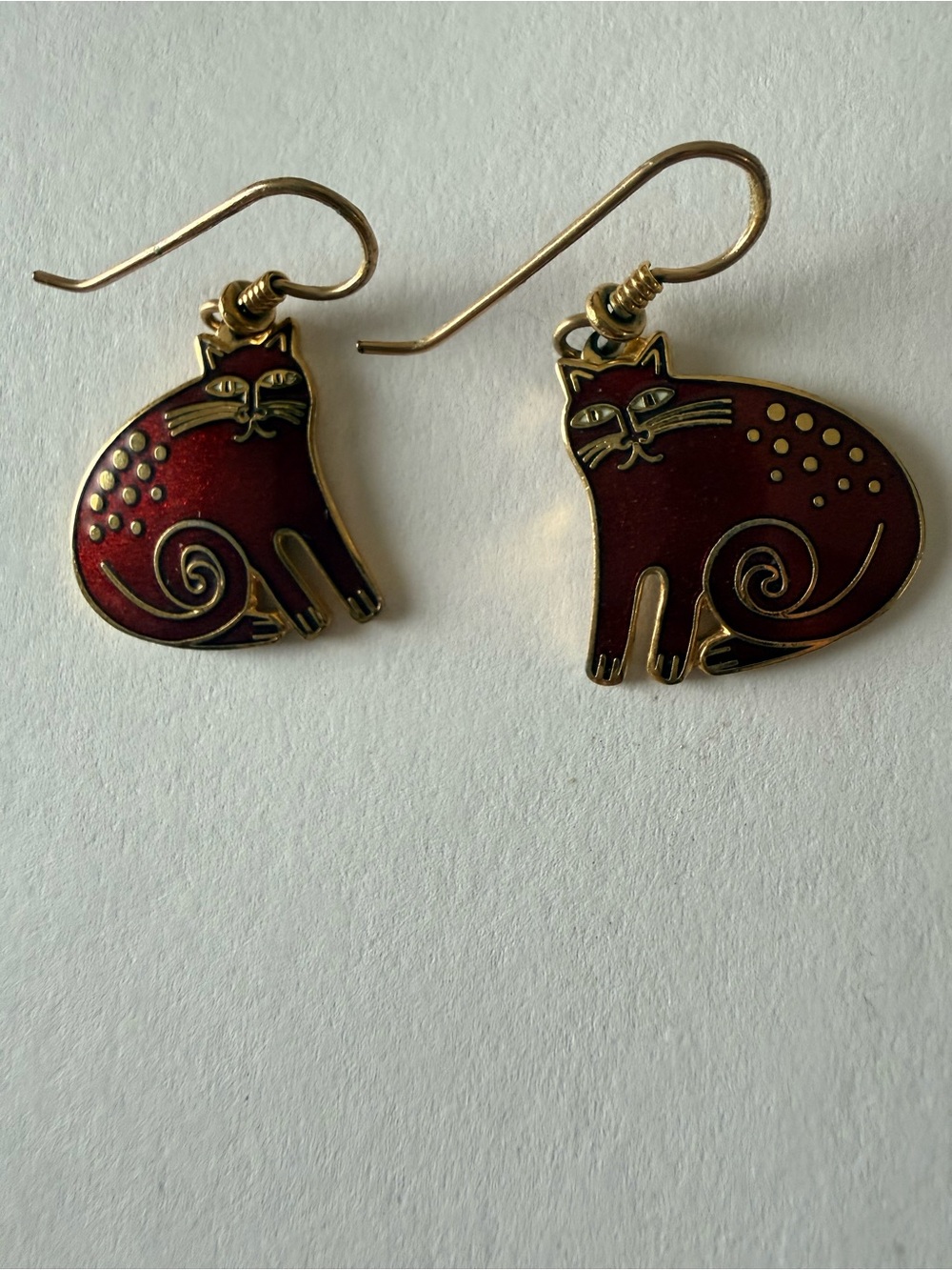 Vintage gold tone Laurel Burch Keshire Cat red enamel dangle earring